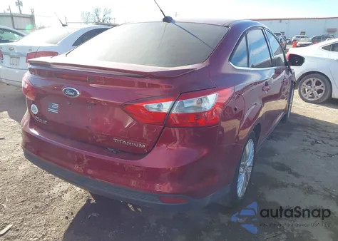 2013 Ford Focus Titanium z USA, uszkodzony, nr VIN 1FADP3J23DL175738